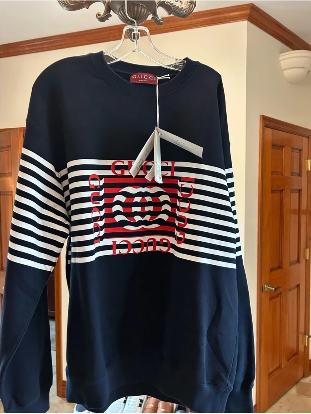 Men’s Gucci, 100% cotton logo print sweatshirt size large made in Italy. Navy.